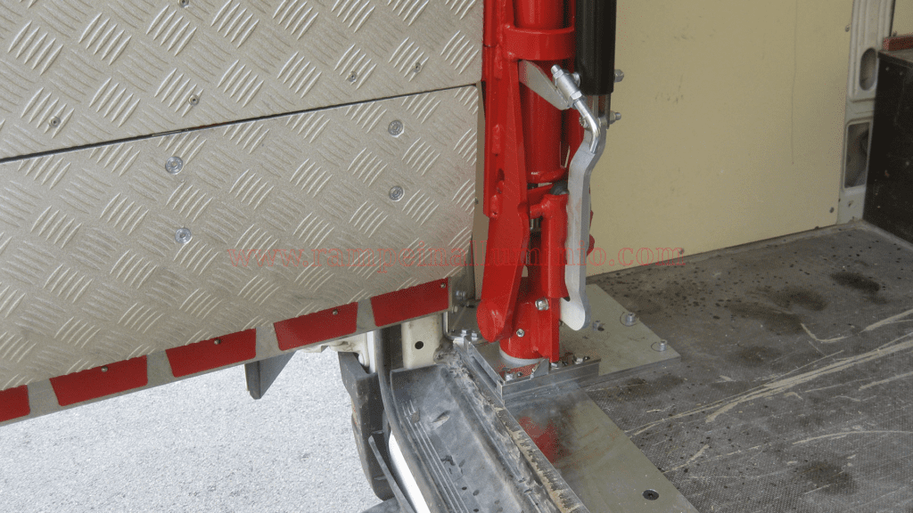 Rampe per superamento barriere architettoniche leggera e resistente per accesso sicuro con carrozzina