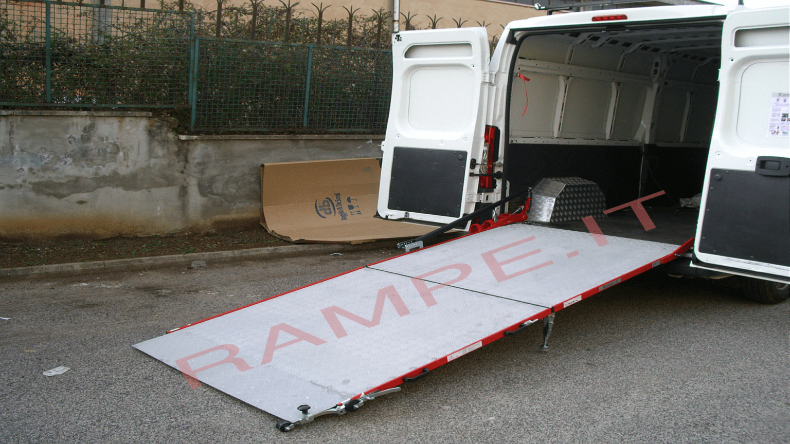 Rampe per superamento barriere architettoniche in alluminio antiscivolo per accesso sicuro con carrozzina